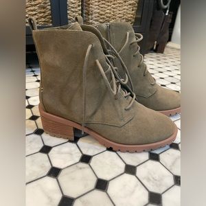 Caslon Keaton Water Resistant Lace Up Bootie - size 7.5